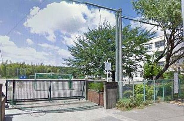 横浜市立四季の森小学校まで747m