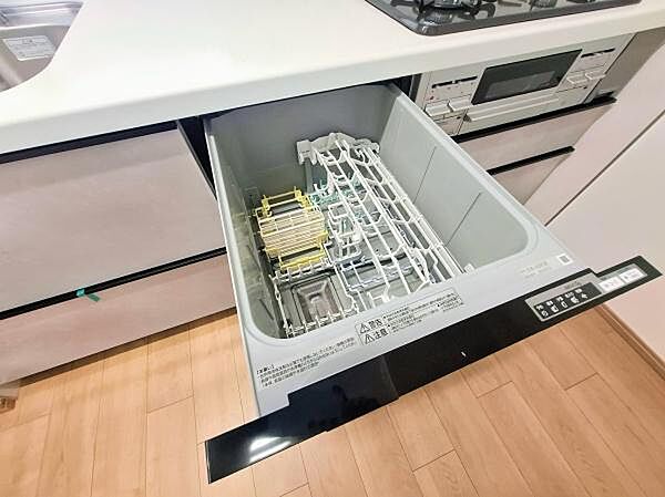 《食器洗い乾燥機》■食事後もゆっくり過ごせる食器洗い乾燥機を設置。手洗いよりもキレイに洗え、節水にもなります。