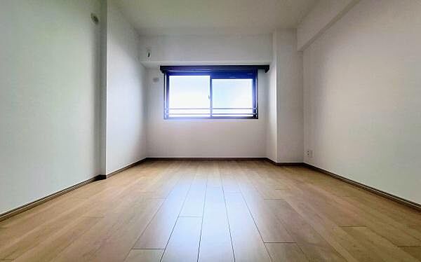 《子供部屋》　■お子様の成長を優しく見守る、明るい子供部屋。遊んだり、学んだり、時には一人の時間を過ごしたりと健やかな毎日を育む大切な場所。未来への第一歩を育む、かけがえのない空間です。
