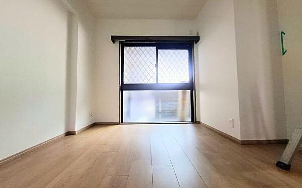 《洋室》　■型にはまらない多才なプライベートルーム。くつろぎの場としてだけでなく、趣味や仕事のパーソナルスペースとしても活躍するゆったりした洋室。落ち着きがあり個の時間をたっぷり楽しめる快適空間です。