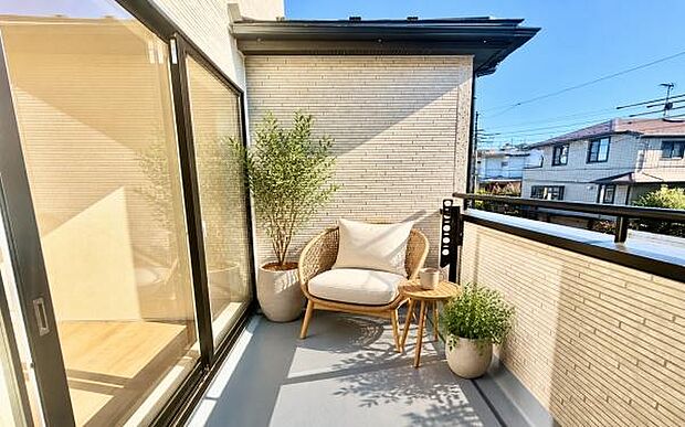 《バルコニー》 ■本画像は家具や小物の配置をCGで作成しており、実際に現地に家具や小物は置かれておりません。また、価格に家具や小物は含まれておりません。