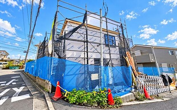 《前面道路》　道路と敷地はフラットな地形です。