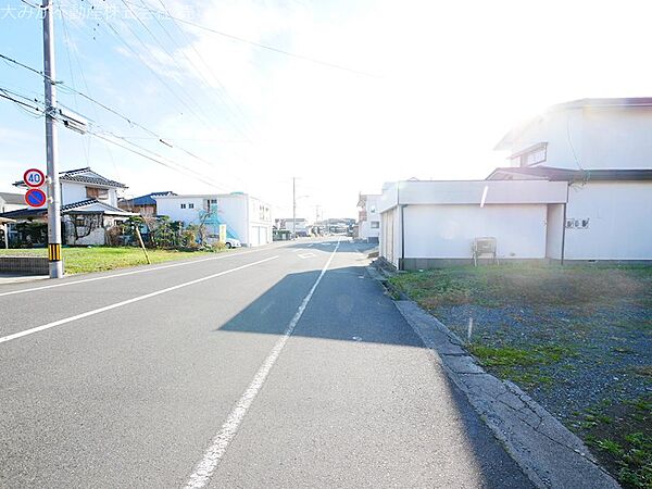 見晴らしのいい直線道路。