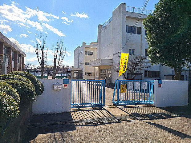 座間市立ひばりが丘小学校まで590m