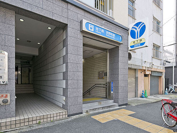 ブルーライン「吉野町」駅まで693m、鎌倉街道と国道16号が交差する地点にある駅です。周辺は住宅街が多く、マンション・戸建どちらの物件も出やすいエリアです。