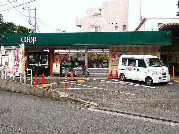 ユーコープ芹が谷店まで928m、芹が谷中学校の近くにあるスーパー。夜19:30まで営業しています。