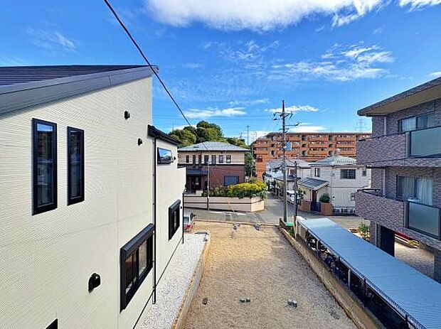 遠くまで青い空が延びてゆくその眺め。陽当たりの良さ、風通しの良さを、現地で実際に感じてみて下さい。