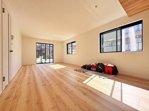 リビングはたわいもない会話を楽しみ、ゆったりとした時を過ごす安らぎの場所。家族の思い出が刻まれる大切な空間です。