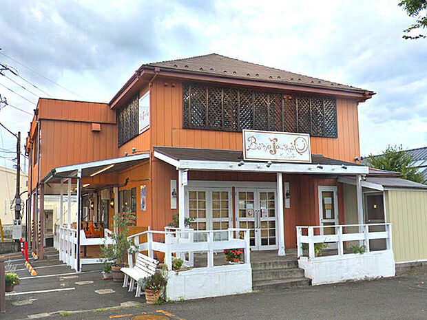 ボンジョルネまで632m、地元で人気のパン屋さん。カレーパンとデニッシュロールがオススメ!コーヒーやソフトクリームもテイクアウト可能です!