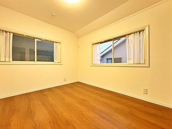 収納力がしっかりあり、明るいお部屋です。