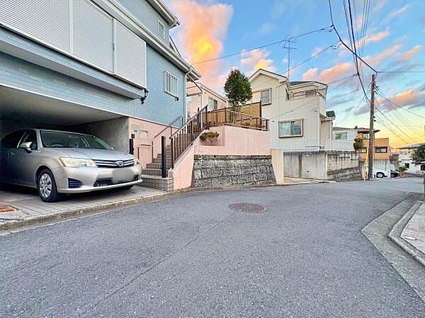 人通り車通りも少なくお子様がいらっしゃるご家庭も安心してお住まいになれます。