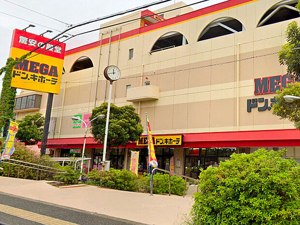MEGAドンキホーテ綾瀬店まで377m、おなじみのディスカウトストア。夜1時まで営業しています。