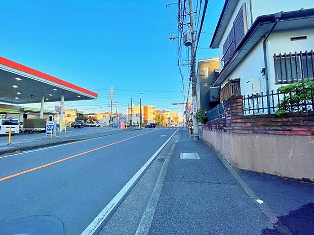 道幅もしっかり確保されており安心して駐車していただけます。お子様がいらっしゃるご家庭にとっても安心の住環境。