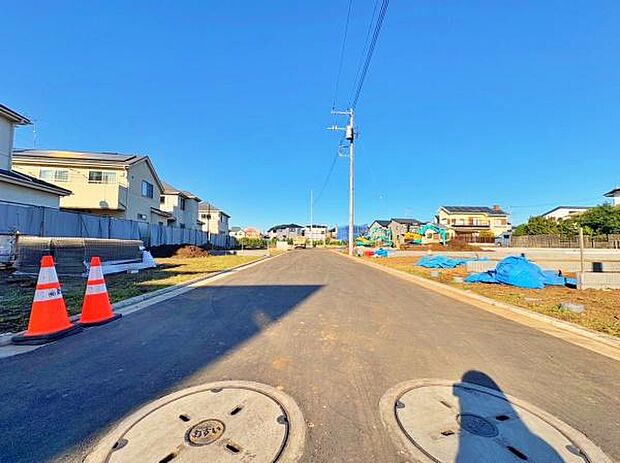 道幅もしっかり確保されており安心して駐車していただけます。お子様がいらっしゃるご家庭にとっても安心の住環境。
