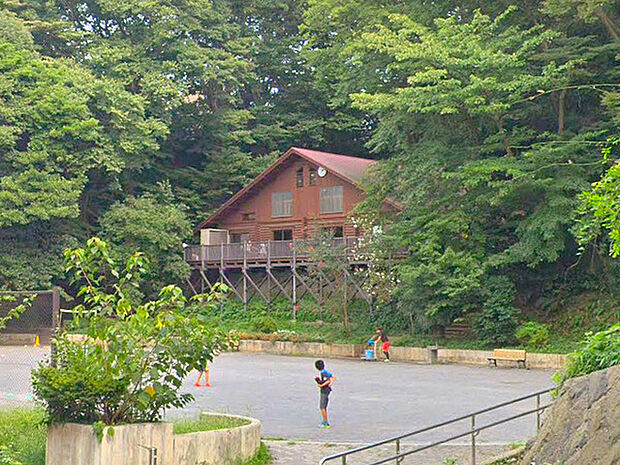 白幡公園まで220m、横浜市内の各区に1つずつある「こどもログハウス」（屋内アスレチック施設）。鶴見区はこの公園内にあります。