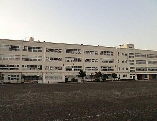 横浜市立俣野小学校まで553m