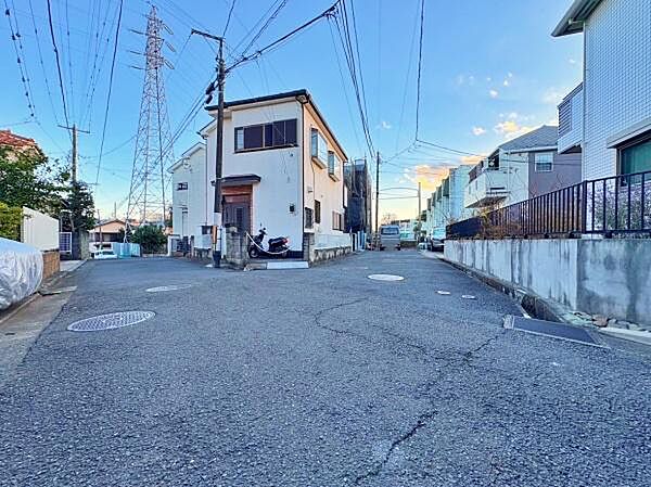 閑静な住宅街にございます。心地よい風が差し込みます。日当たりなども現地でご確認できます。