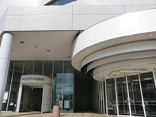 町田市立中央図書館まで974m