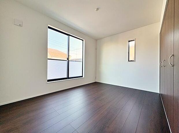 バルコニーに面した洋室。窓から明るい日差しが差し込みます。