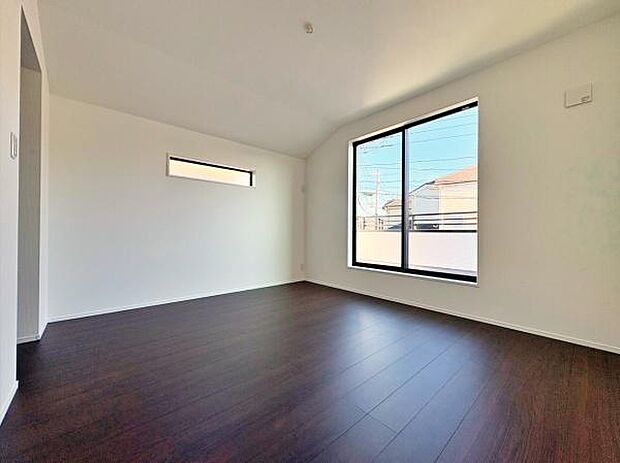 ウォークインクローゼット付きのお部屋。高い収納力と陽当たりが良好なお部屋です。