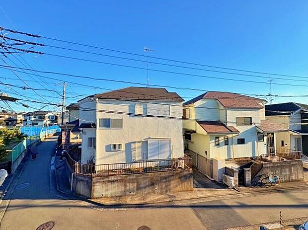 遠くまで青い空が延びてゆくその眺め。陽当たりの良さ、風通しの良さを、現地で実際に感じてみて下さい。