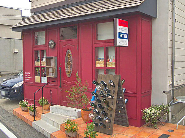 ガリエニまで1576m、笹野台の閑静な住宅街にあるフレンチのお店。飾らずカジュアルに美味しい料理を楽しめます。