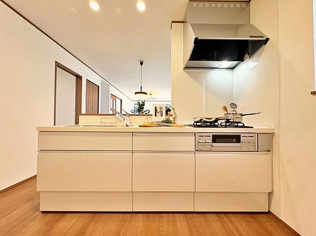 キッチンは人気の対面式♪家族と楽しくおしゃべりしながらお料理ができます。家族団らんの空間になりそうです♪
