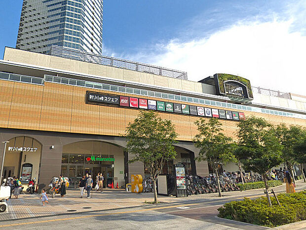新川崎スクエアまで847m、スーパー「マルエツ」のほか、100円ショップ「ダイソー」・飲食店・フィットネスクラブなどが入った複合商業施設です！