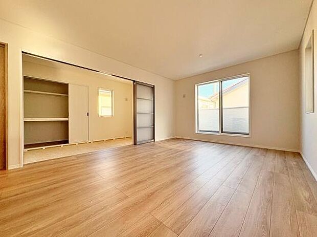 窓も多方向から風や光を取り込むことができ、開放感もあり明るいリビングでず。