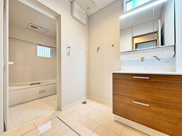 収納力バッチリ三面鏡の洗面台。小物が増える水回りをすっきりさせます。