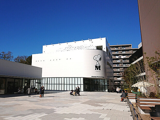 スヌーピーミュージアムまで1701m、元は都内にありましたが、南町田グランベリーパーク内に移転。ミュージアム限定グッズ等もございます！