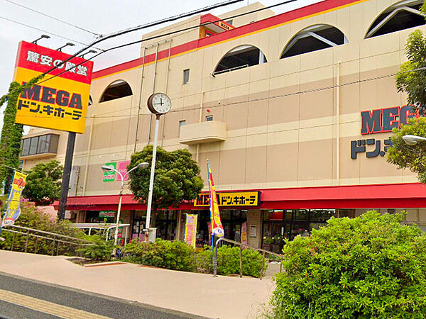 MEGAドンキホーテ綾瀬店まで1277m、おなじみのディスカウトストア。夜1時まで営業しています。