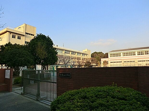 横浜市立上菅田笹の丘小学校まで988m、笹山小学校と上菅田小学校が統合し、この名前になりました。場所は旧笹山小学校と同じです。