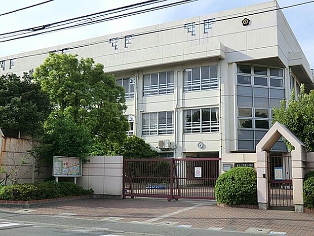 川崎市立戸手小学校まで358m、平坦地だから低学年のお子さんも通学ラクラク