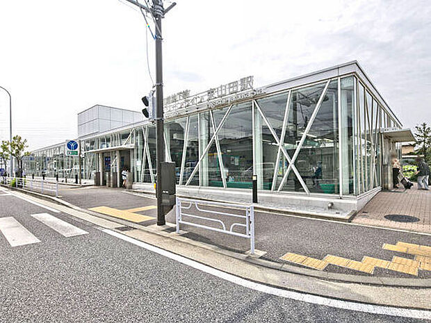 グリーンライン「東山田」駅まで2053m、ガラス張りの駅舎は近未来的な雰囲気が漂います。お隣の北山田駅とは対照的な外観をしています。