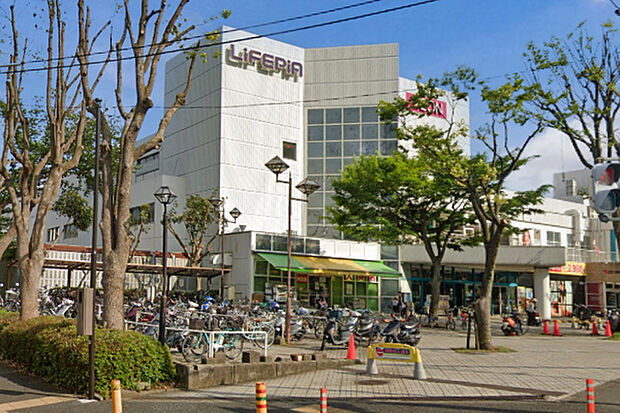 イオン藤沢店まで400m、ライフタウンの中にあるスーパー。8:00~23:00まで営業しています。