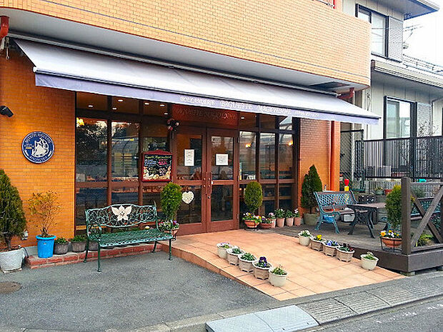 バゲット マジシェンヌまで70m、閑静な住宅街の中にありながら、お客の絶えない人気のベーカリー。特にバゲットは大人気で予約必須です。