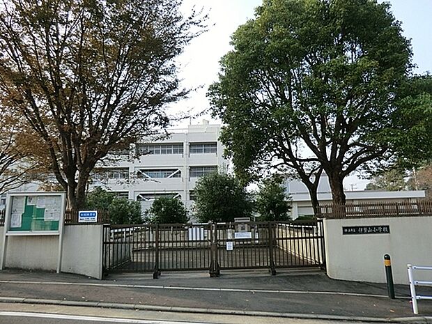 横浜市立伊勢山小学校まで656m