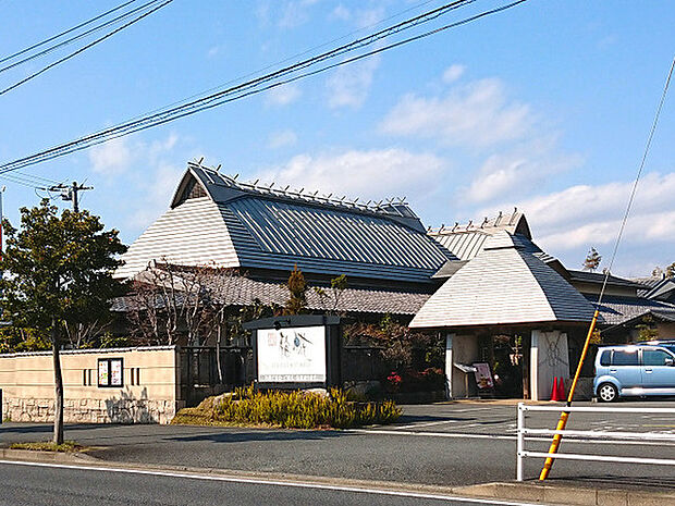 梅の花立場店まで1178m、立場駅近くにある豆腐・湯葉料理のお店。高級感のある店構えで落ち着いた雰囲気でお食事を楽しめます。