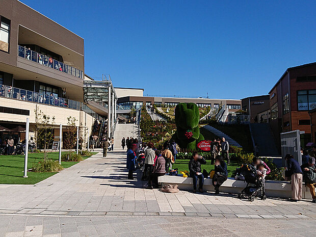 南町田グランベリーパークまで1178m、230を超えるショップや飲食店のほか、シネコンやスヌーピーミュージアムなどもございます。