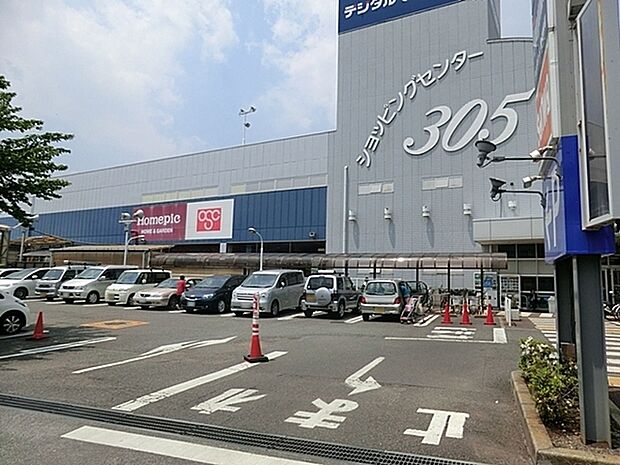 ホームピック町田忠生店まで812m、日用品やDIY用品、家具や家電、食料品などの生活用品が揃います。