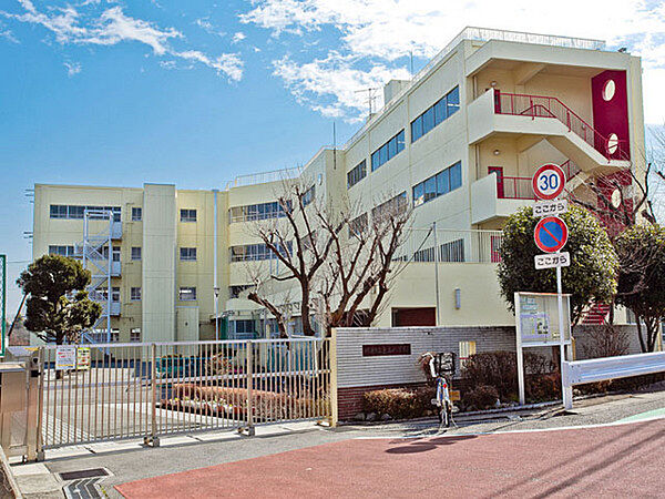 横浜市立上山小学校まで844m