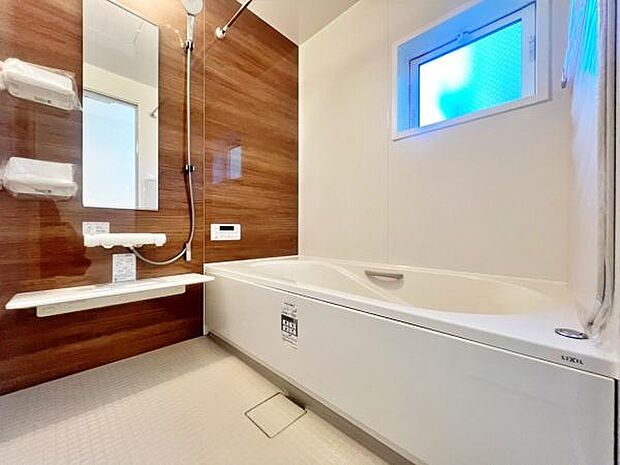 バスルームは一日の疲れを癒すくつろぎの場所。清潔感のある浴室は、心身ともに癒される特別な空間。一日の終わりに贅沢なバスタイムを。