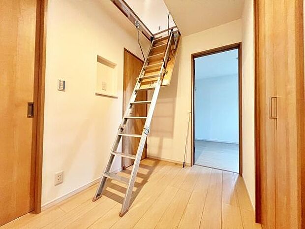 屋根裏収納。シーズン物はこちらまでどうぞ。