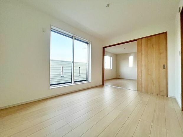 バルコニーに面した洋室。窓から明るい日差しが差し込みます。