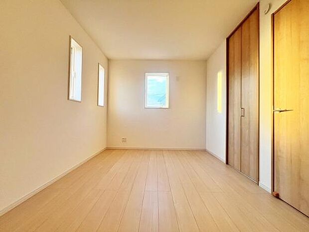 窓から明るい日差しが差し込みます。