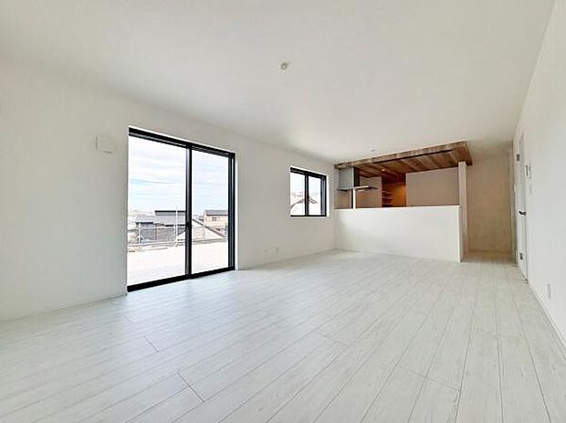 窓も多方向から風や光を取り込むことができ、開放感もあり明るいリビングでず。