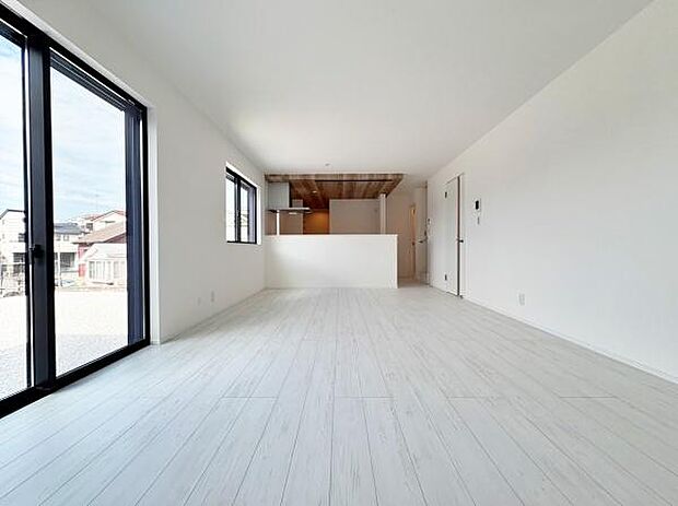 リビングはたわいもない会話を楽しみ、ゆったりとした時を過ごす安らぎの場所。家族の思い出が刻まれる大切な空間です。