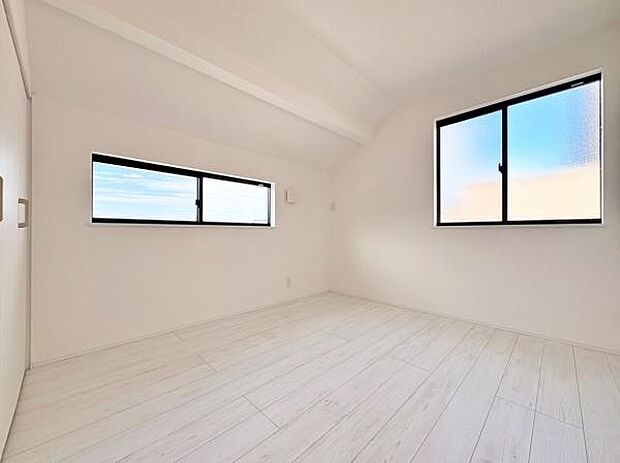 窓から明るい日差しが差し込みます。