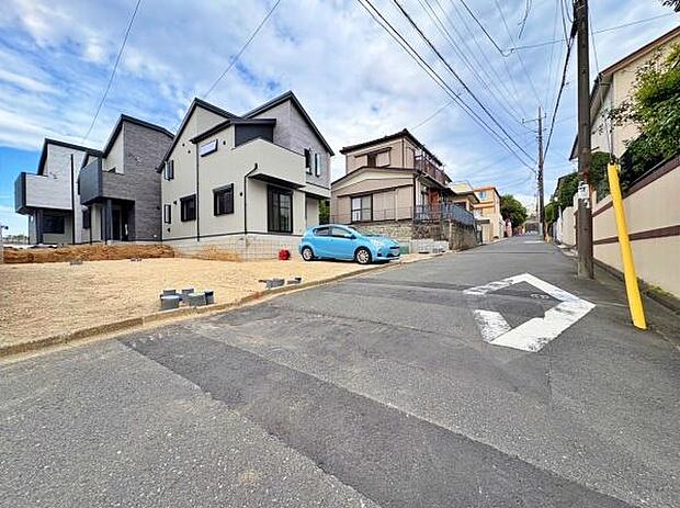 道幅もしっかり確保されており安心して駐車していただけます。お子様がいらっしゃるご家庭にとっても安心の住環境。